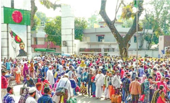 বেনাপোলে ইমিগ্রেশন পার হতেই লাগছে ১০ ঘণ্টা