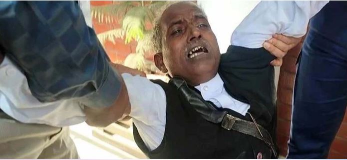 মেঝেতে গড়াগড়ি করতে ক...