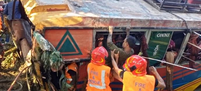 বাস-ট্রাক সংঘর্ষে ভা...