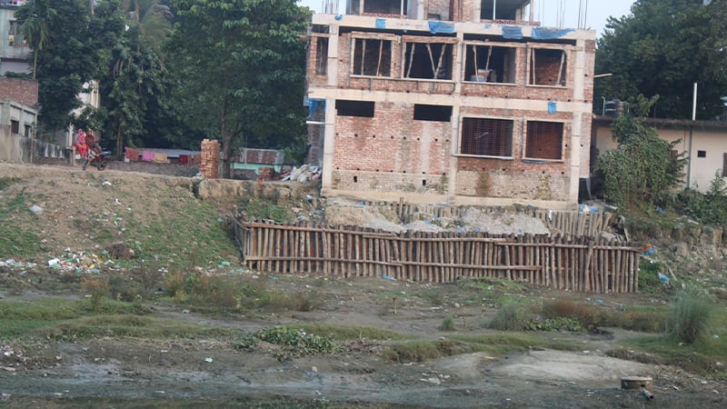 বালুখেকোদের ছোবলে ভয়...