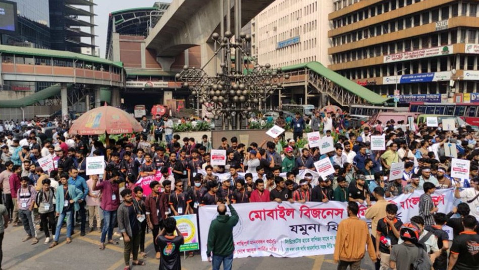 বিটিআরসি ঘেরাওয়ের ঘো...