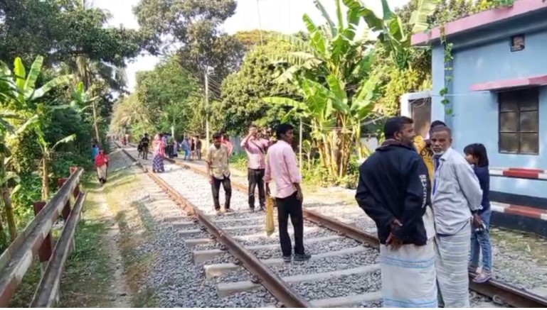 ফরিদপুরে চলন্ত ট্রেন...