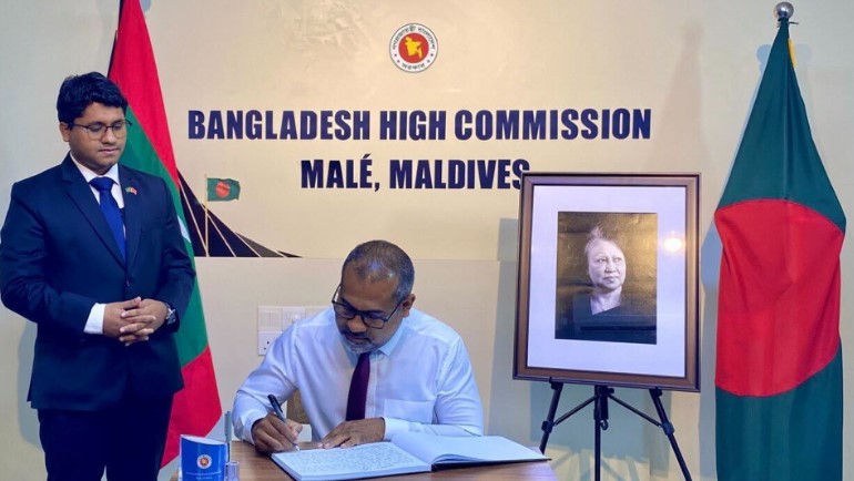 বেগম জিয়ার মৃত্যু: শোক বইয়ে স্বাক্ষর মালদ্বীপের পররাষ্ট্রমন্ত্রীর