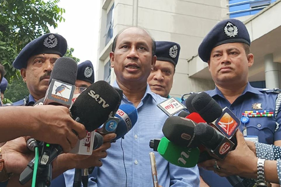 গণমাধ্যমকে অর্ডার কর...