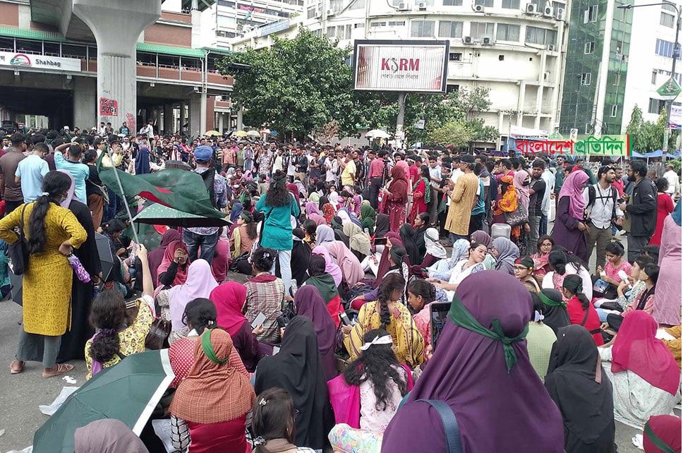 শাহবাগ মোড়ে ‘বাংলা ব্লকেড’, যানচলাচল বন্ধ