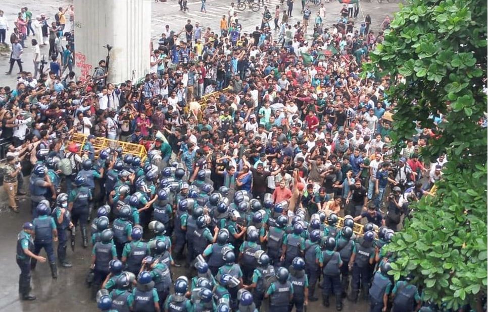 পুলিশের ব্যারিকেড ভে...