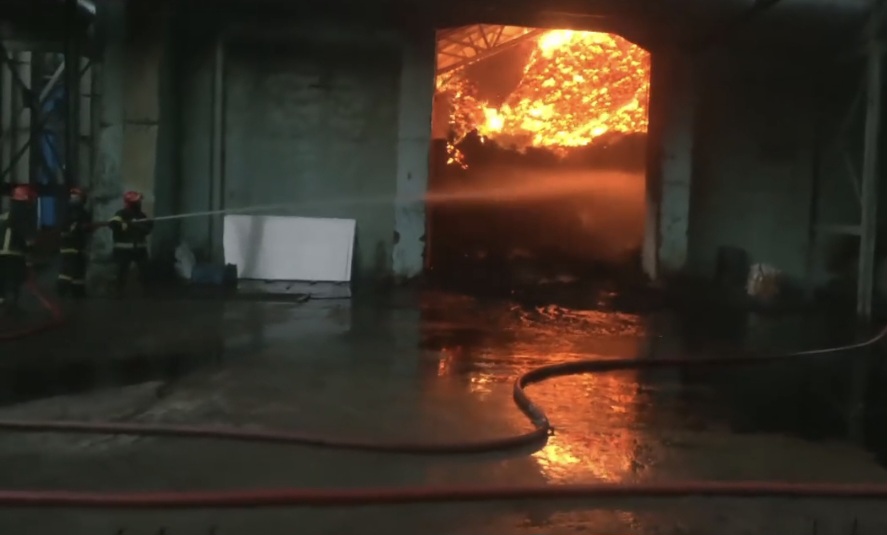 চিনির গুদামে ভয়াবহ অগ্নিকান্ডের ঘটনায় , শতকোটি টাকার ক্ষতির আশঙ্কা করা হচ্ছে