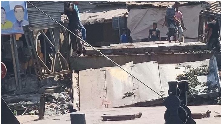 জাহাজের ধাক্কায় গ্যাংওয়েসহ ফেরিঘাট বিচ্ছিন্ন