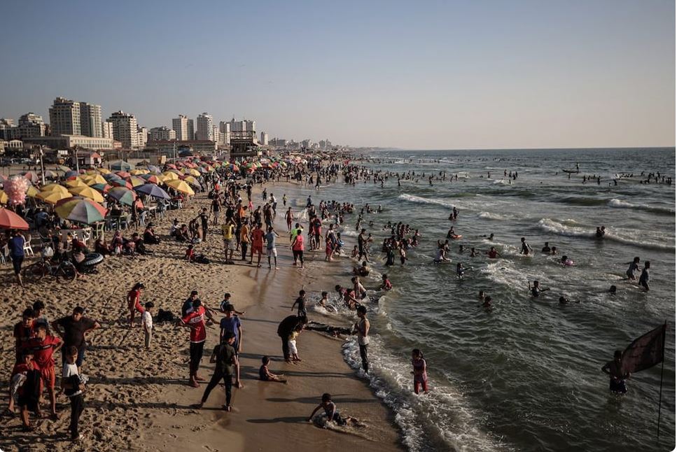 গাজার সমুদ্র তীরে প্...