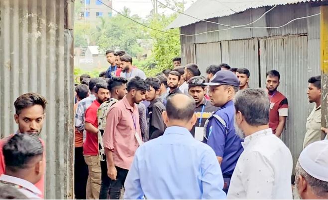 ভোটকেন্দ্রে পুলিশকে...