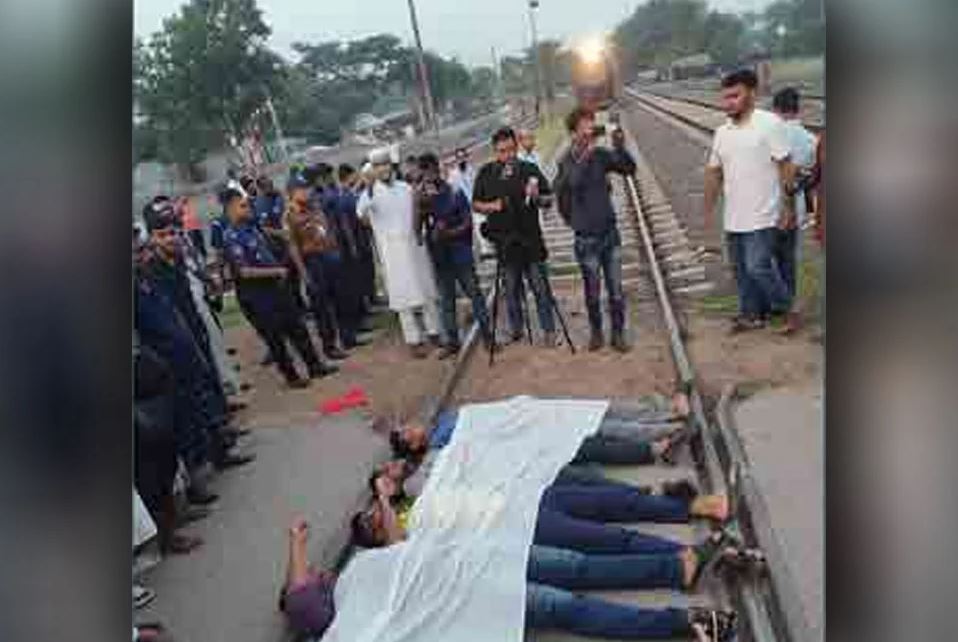 কাফনের কাপড় পরে ট্রে...