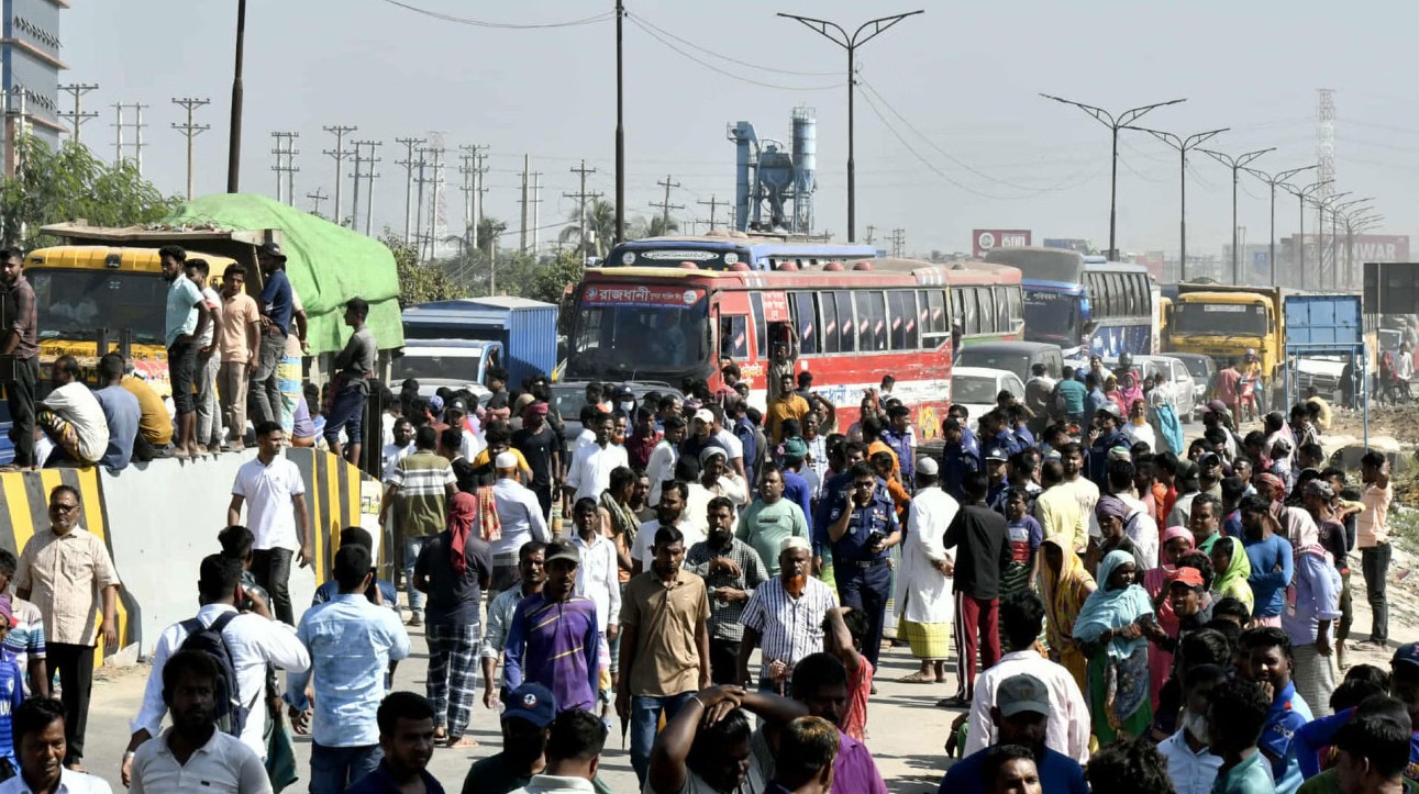 আমিনবাজারে ইটভাটা শ্রমিকদের মহাসড়ক অবরোধ, যানজটে ভোগান্তি